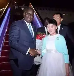 各国领导人拿着花普京眯眼笑,最后一位很有魅力