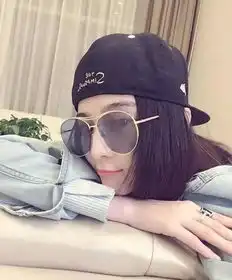头像女生戴帽子和墨镜短