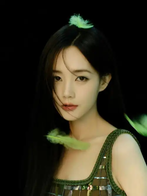 李一桐穿翠绿长裙拍大片手拿团扇黑发飘飘气质佳