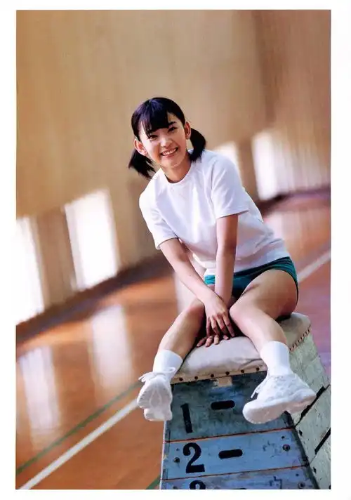 夏天适合拍的写真推荐17岁少女般充满活力的宫脇咲良