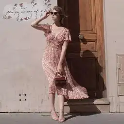 穿连衣裙配什么包