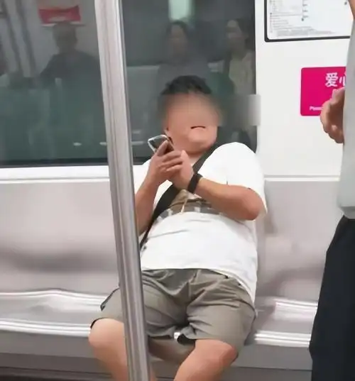 奇葩,地铁女子竟然摸大爷隐私部位,被吓到后提前下车
