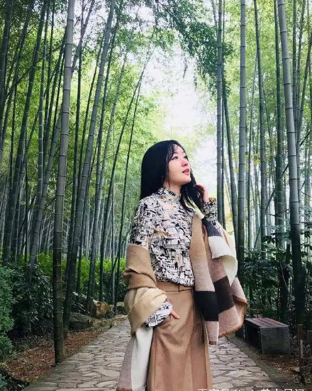 不老女神杨钰莹马尾辫碎花裙,原来18岁少女感靠这么穿而来