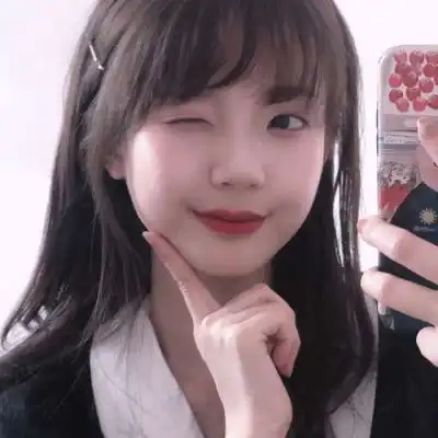 二兽真人干净精致风格女生头像
