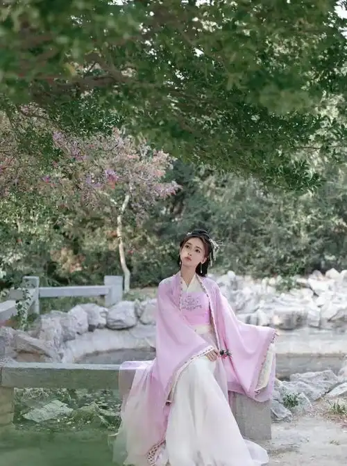 央视审美有多神奇三十二岁的吴谨言告诉你真相