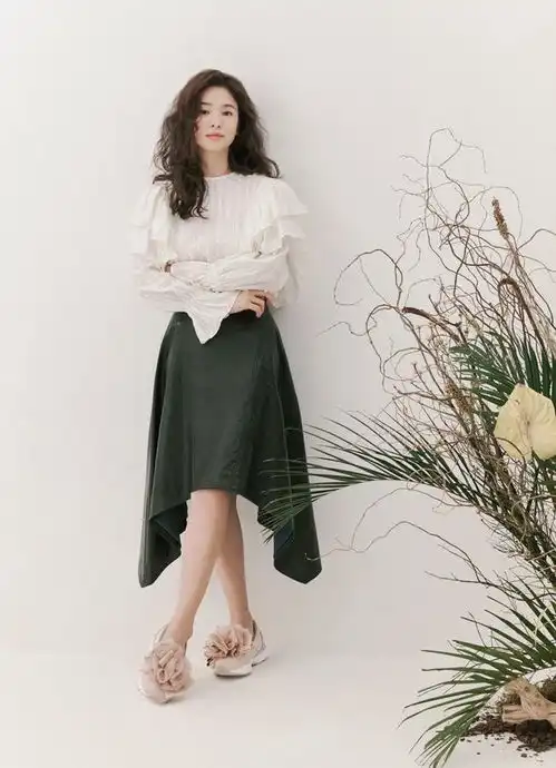 宋慧乔又美回颜值巅峰了,一袭黑色连衣裙低调成熟,优雅温柔
