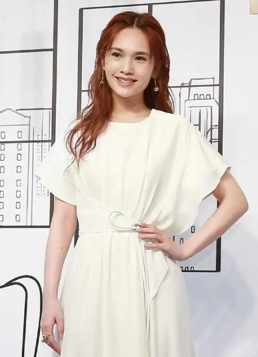 杨丞琳少女感十足,一袭白色长裙简约时髦,搭配长卷发太惊艳了吧
