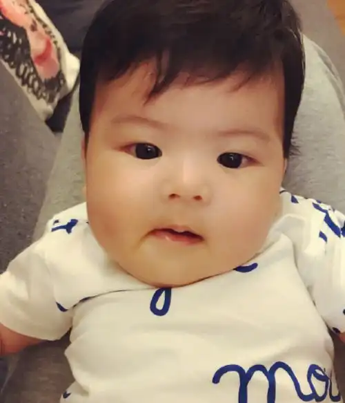 贾静雯3岁女儿整容式长大,眼睛像妈脸型像爸,却美成现实版洋娃娃