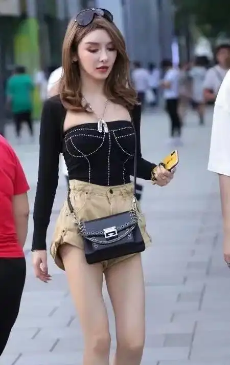 街拍穿卡其色短裤的长腿美女,自带高冷美艳的气质