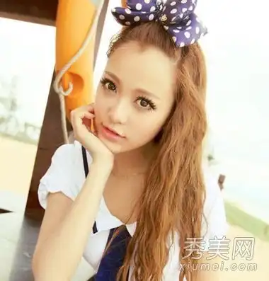 在2013年的冬天,长卷发的女孩的发型是多才多艺的,也是最吸引人的