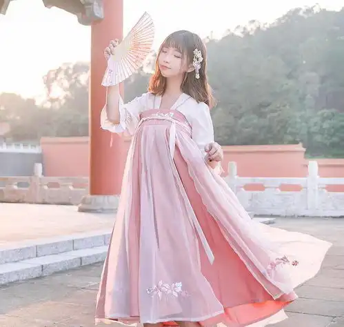 汉服加持,优雅又复古,织写一袭时光倒流的浮华美梦