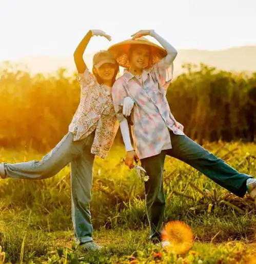 张子枫欧阳娜娜美成姐妹花,夏天穿花衬衫的女孩,好吸睛
