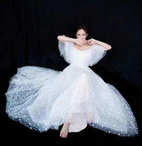 陈乔恩到底怎么保养的穿花仙子裙亮相舞台,一张脸跟十年前没差