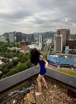 韩美女摄影师摩天大楼玩命自拍