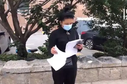 被店员辣手摧花打伤,女子指责超市不负责,超市你颠倒黑白