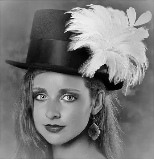 戴帽子的美女,就是一道亮丽的风景线下