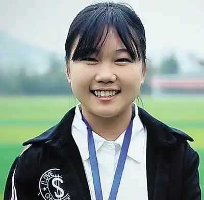 中国最坚强的女孩吴林香13岁扛起锄头,一个人照顾四人的生活