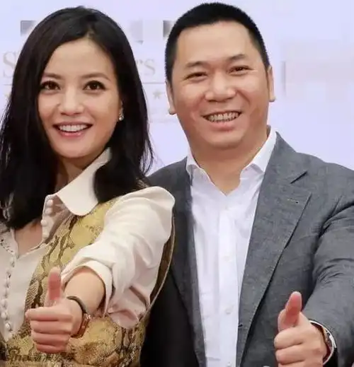 赵薇二胎了平底鞋肚大如球,悠闲带女儿小四月逛街