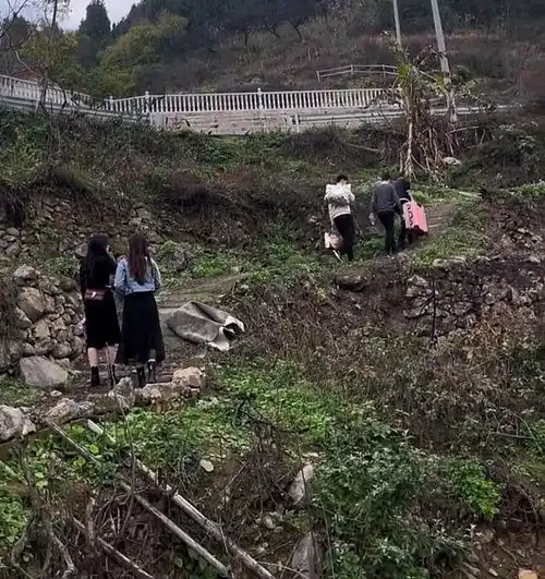 重庆女子回娘家半月被传离婚,听说媒婆上门提亲,老公赶紧来接