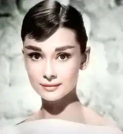 赵丽颖短发黑裙仿赫本妆,画面太美我还想看