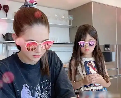 周杰伦女儿罕见露脸,和妈妈昆凌一起做珍珠,长发披肩颜值颇高