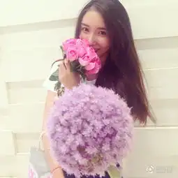 北舞九头身美女校花头顶发芽捂嘴卖萌
