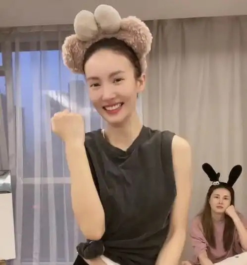 金晨在室内跳舞,肚皮白皙肚脐眼处无赘肉,网友这身材超a