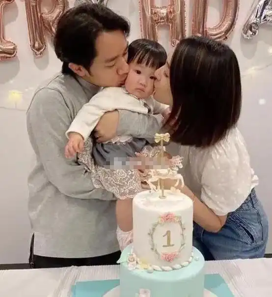 王祖蓝女儿太会遗传,避开妈妈的高鼻梁,却随了爸爸的蒜头鼻