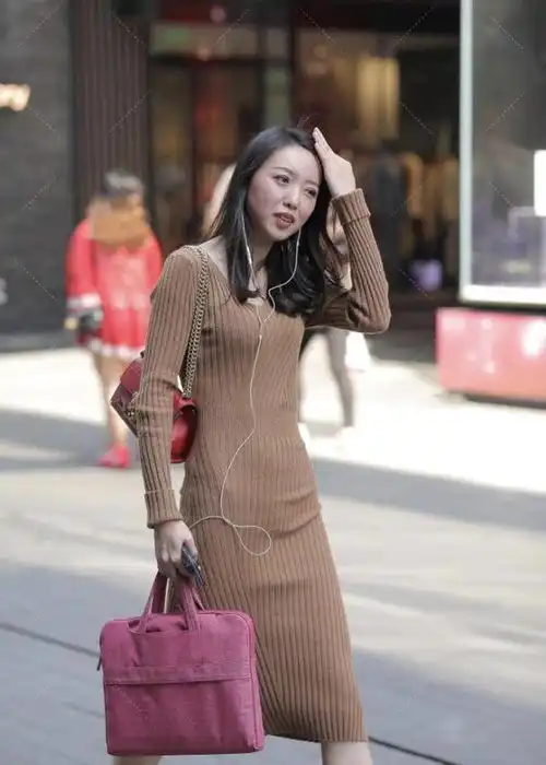 都市女性喜欢穿搭的棕色裹身裙,凸显贵妇气质而且还能显瘦
