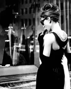 她脸大腿粗婚内出轨,却经历战争传奇无数,是最美的女神