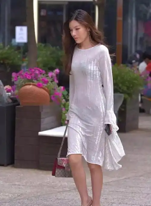 街拍,美女搭配修身的吊带鱼尾半身裙,尽显高级时尚感