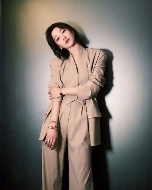 白百何好衣品总算回归,蓝色碎花裙配小西装时髦靓丽,美得像少女