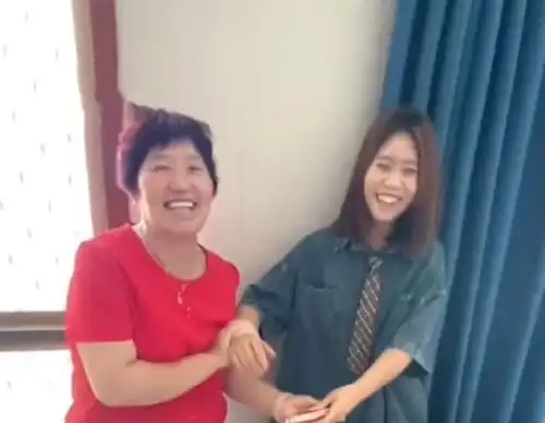 男生突然带女朋友回家,男生母亲追着给女孩红包说明婆婆很喜欢