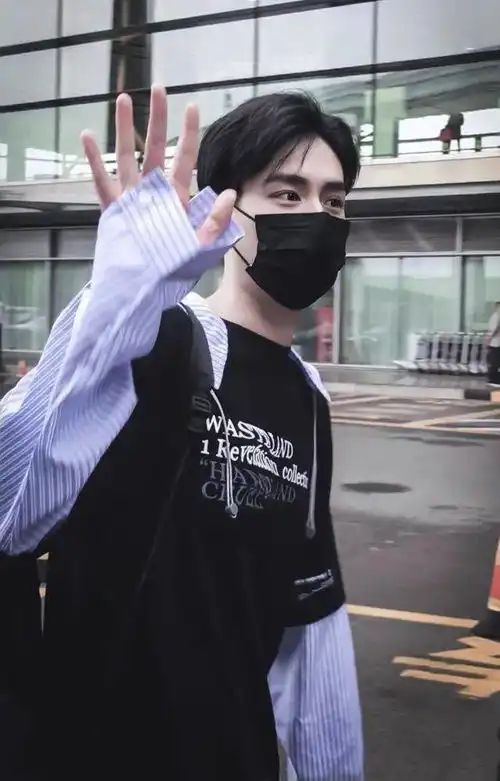 胡一天把衬衫当外套青春阳光,李一桐打造氧气女孩装扮,干净清爽