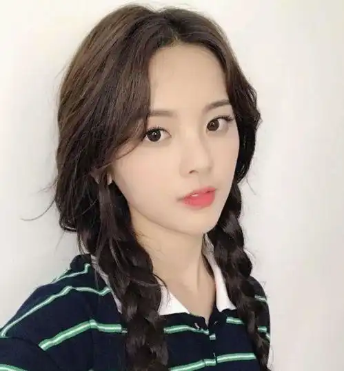 继杨超越之后,虞书欣也拍了水手服写真,谁好看呢