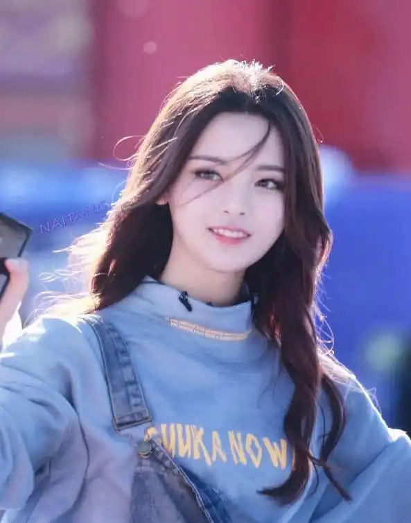 杨超越为何一直都梳中分看到这张照片后,网友这是本人吗