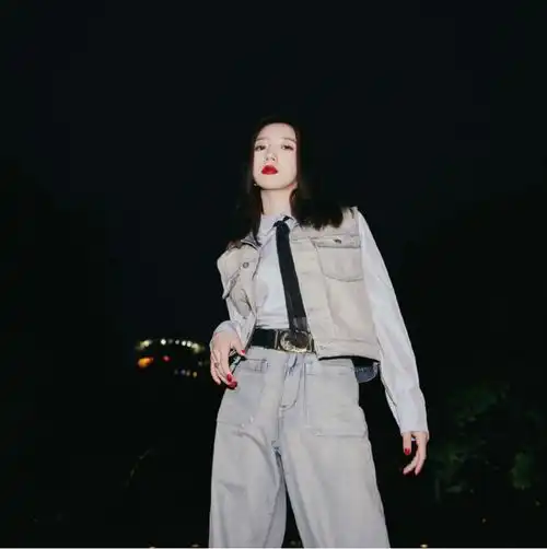 孟美岐还真是舞台上的大佬帅气穿搭绝对a,这气场真没谁了