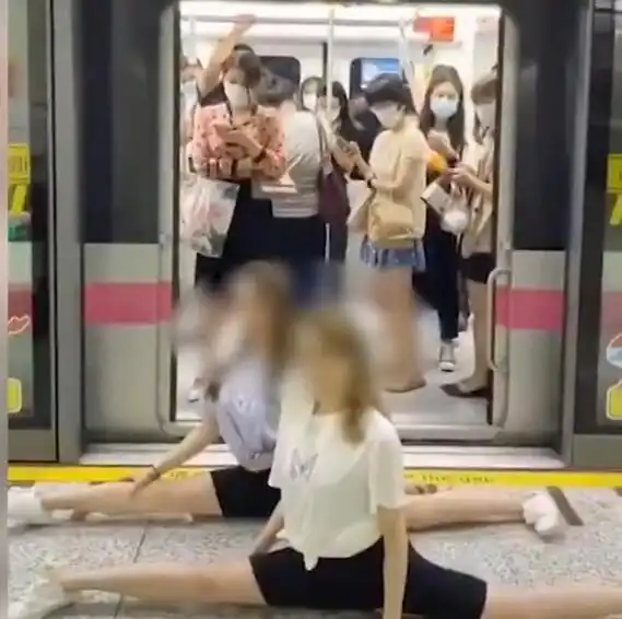 丢人现眼两女子在上海地铁站台劈叉博关注为当网红丢了素质