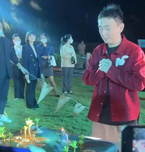 35岁王思聪携女友逛街,并排行走举止亲密,穿搭遭网友吐槽