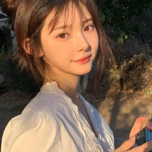 女生头像按照大自然的规律你该遇到我了