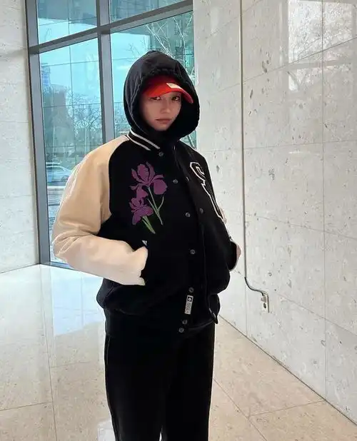 高俊熙演绎经典韩式穿搭,一如既往的冷色系私服,高冷且高级