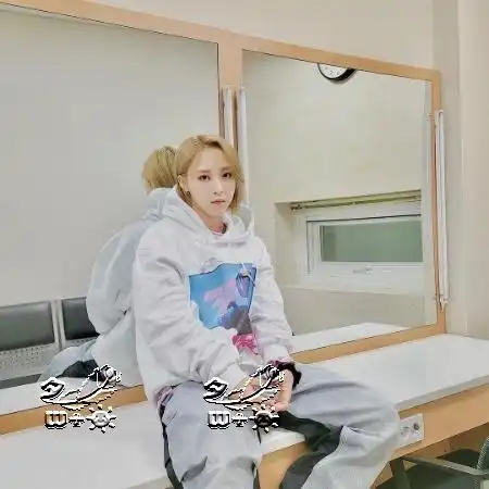 发照玟星强烈的眼神金智妮撒娇的样子银河气鼓鼓的表情也很可爱