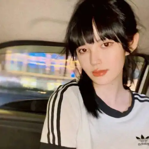 qq头像女学生穿校服岛国