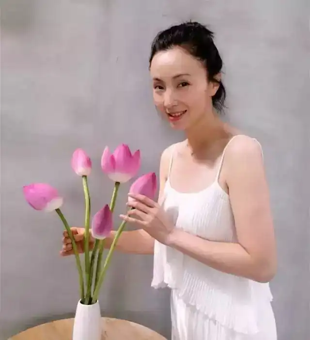 她是45岁的娇憨少女,演员的诞生再放异彩,章子怡大赞不当导演可惜