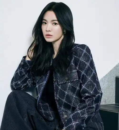 宋慧乔最新物料图释出职场风格套装很干练,深色套装显神秘