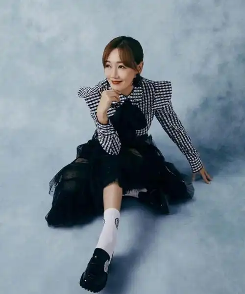 薛佳凝虽是大婶年纪,穿格纹衬衫配老爹短裤,依旧清新活力似少女