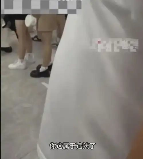 解气女生拿6双筷子竟被指责偷窃,转头就在食堂外发1万双筷子