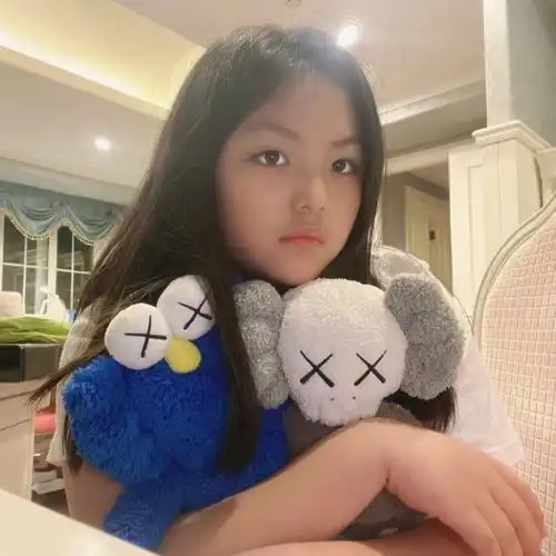 王诗龄发布动态,无意间曝光手上手链,网友问价格时她回复很扎心
