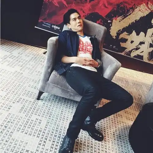 男星们的葛优瘫,鹿晗,易烊千玺都爱瘫,但最让我服气的还是他
