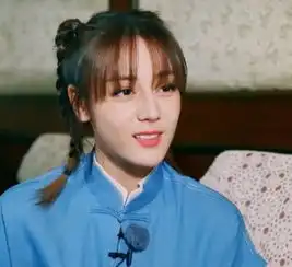 迪丽热巴的裙子被4岁女孩弄脏,脱口而出3字,网友活该你红